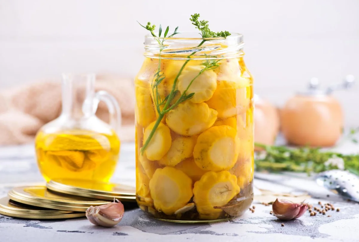 Маринованные патиссоны на зиму: хрустящая закуска в двух версиях Маринованные патиссоны на зиму: хрустящая закуска в двух версиях маринованные патиссоны, рецепт, заготовки на зиму, консервация, кулинария