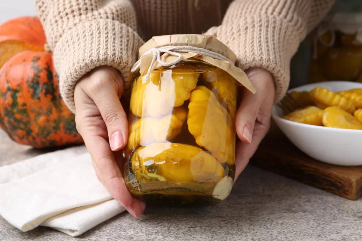 Маринованные патиссоны на зиму: хрустящая закуска в двух версиях Маринованные патиссоны на зиму: хрустящая закуска в двух версиях маринованные патиссоны, рецепт, заготовки на зиму, консервация, кулинария