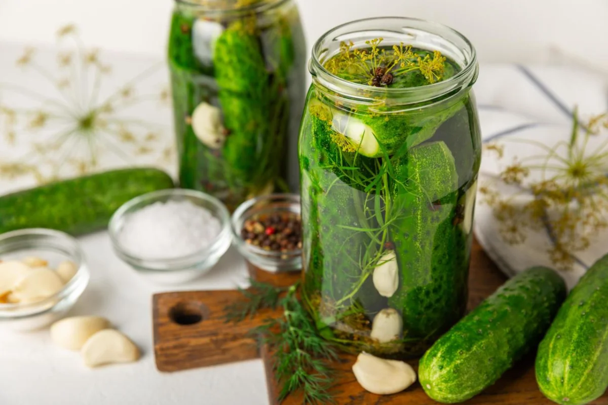 Хрустящие малосольные огурцы: 3 рецепта на любой вкус малосольные огурцы, рецепты, кулинария, закуска, быстро, вкусно