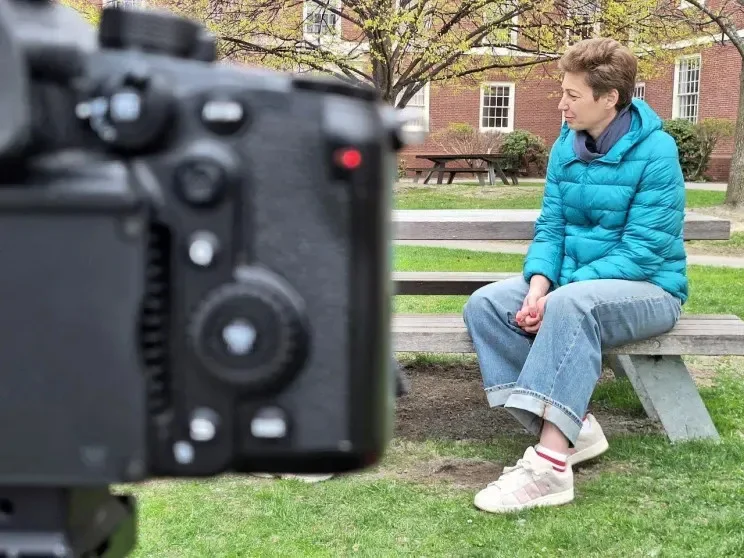 «Белая эмигрантка XXI века»: Осетинская* рассказала Le Monde о жизни в Париже