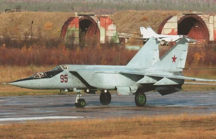 МиГ-25: перехватчик из нержавейки МиГ-25, история авиации, советская техника