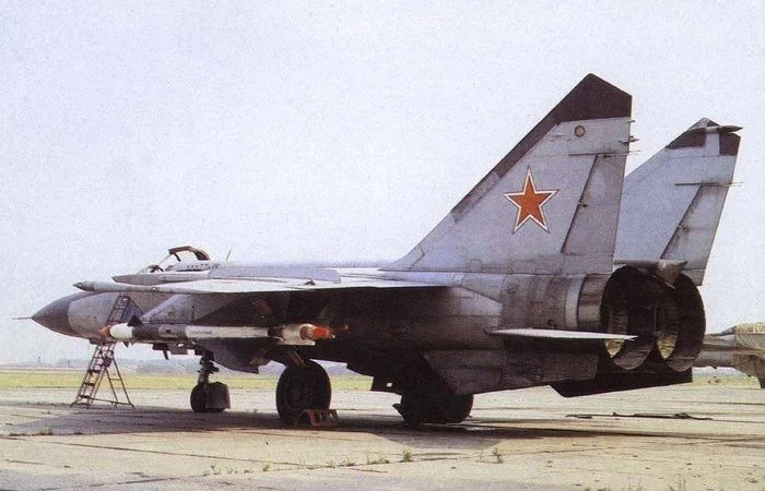 МиГ-25: перехватчик из нержавейки МиГ-25, история авиации, советская техника