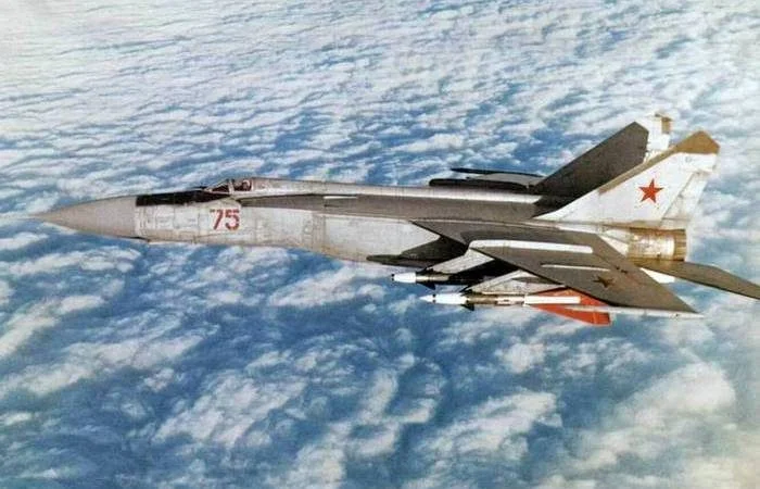 МиГ-25: перехватчик из нержавейки МиГ-25, история авиации, советская техника