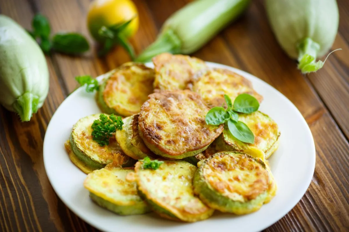 Кабачки в кляре: рецепты с разными начинками Кабачки в кляре: рецепты с разными начинками кабачки, кляр, рецепты, сковорода, хрустящие, чеснок, сыр
