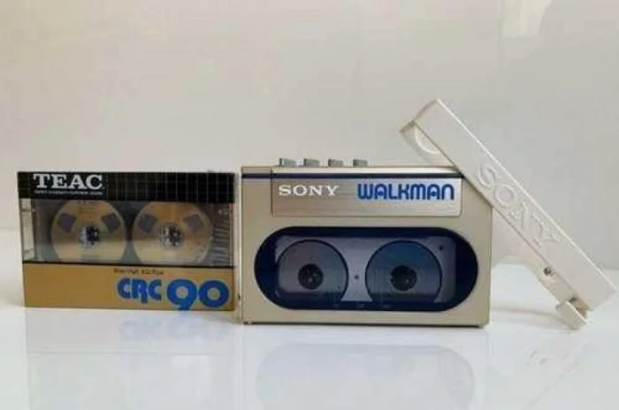Миниатюрные кассетники: инженерные шедевры 80-х Sony Walkman, кассетный плеер, WM-10, Toshiba KT-AS10, Hitachi CP-88R, портативное аудио, 1980-е, автореверс