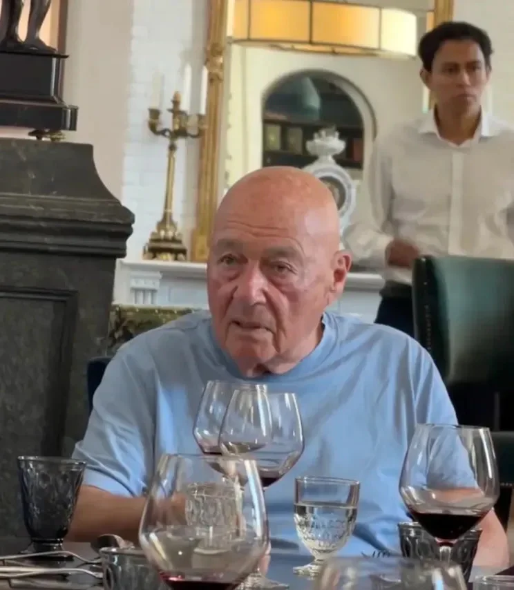 Познер на виноградниках: как 92-летняя легенда проводит время во Франции Владимир Познер, знаменитости, Франция, Бордо, вино, журналистика