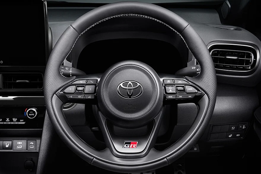 Toyota прокачала Yaris Cross GR Sport и добавила розетку в Harrier Toyota прокачала Yaris Cross GR Sport и добавила розетку в Harrier Toyota, Yaris Cross, Harrier, GR Sport, обновление, цены, Япония