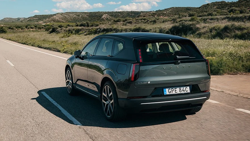 Volvo готовит новый электрический кроссовер EX50: известны сроки и цена Volvo готовит новый электрический кроссовер EX50: известны сроки и цена Volvo, EX50, электрокроссовер, новинка, 2027, цена, SPA3
