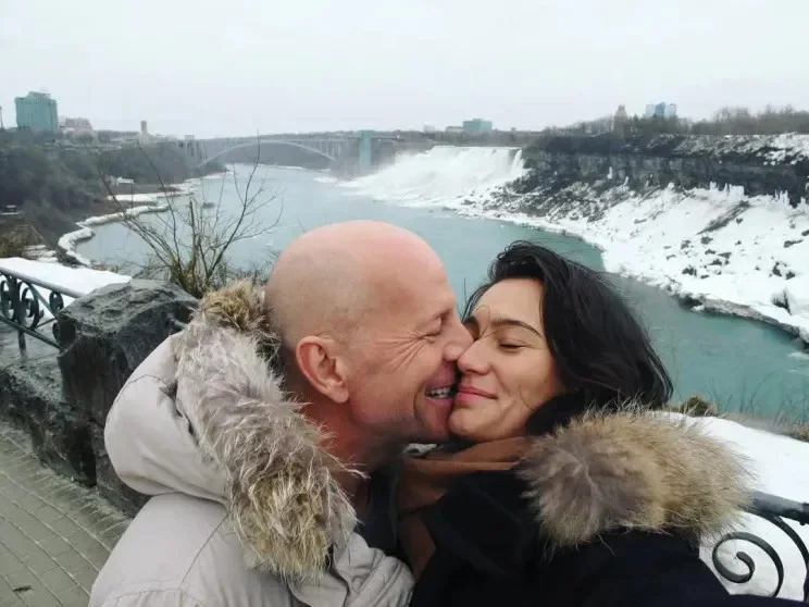 Тайна знакомства Уиллиса и его жены: она была не свободна Брюс Уиллис, Эмма Хеминг, знаменитости, отношения, Голливуд