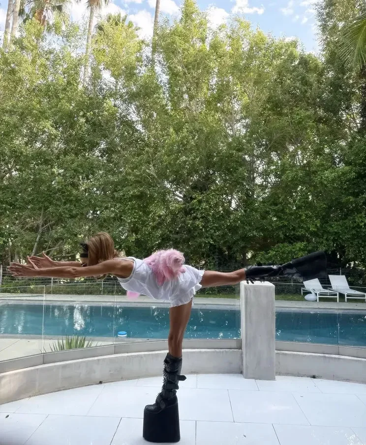 53-летняя Бекинсейл занялась йогой с кошкой на спине и ботинках на платформе Кейт Бекинсейл, йога, знаменитости, животные, скандал
