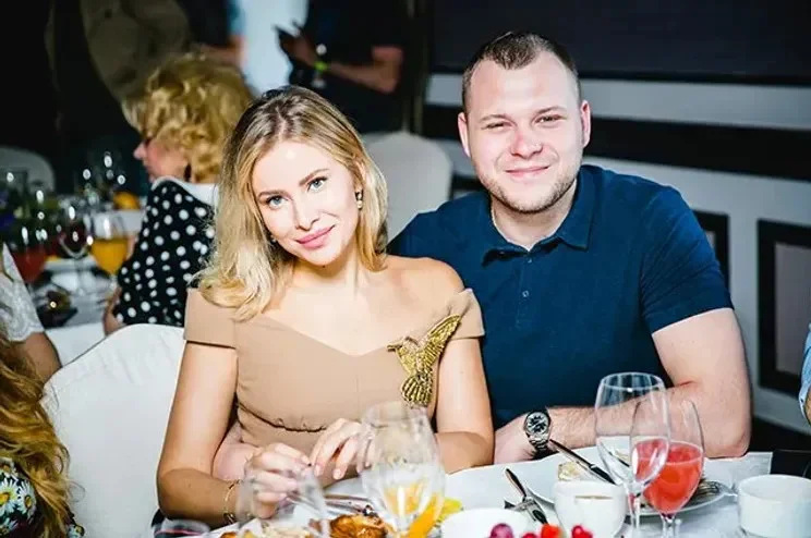 Повзрослевшие внучки Бондарчук отдыхают в Марбелье с матерью и братьями Повзрослевшие внучки Бондарчук отдыхают в Марбелье с матерью и братьями Бондарчук, Мамиашвили, Испания, Марбелья, каникулы, семья, знаменитости