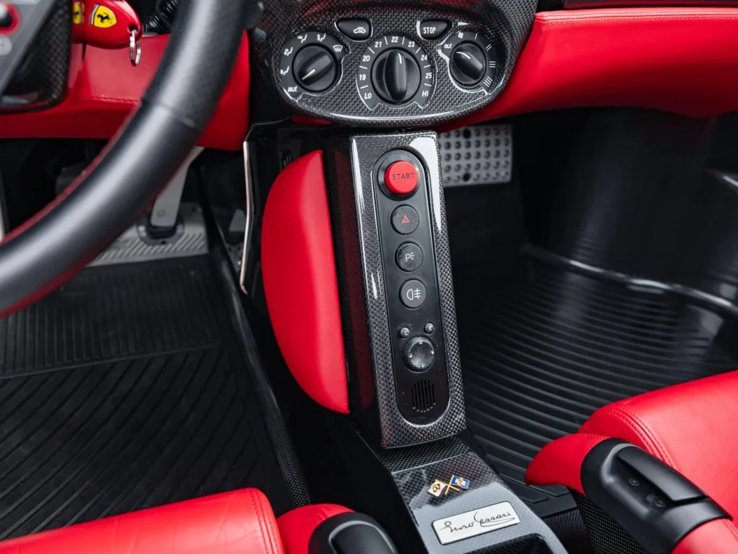 Серебряный Ferrari Enzo: один из девяти в мире уходит с молотка Ferrari, Enzo, аукцион, суперкар, коллекционные авто