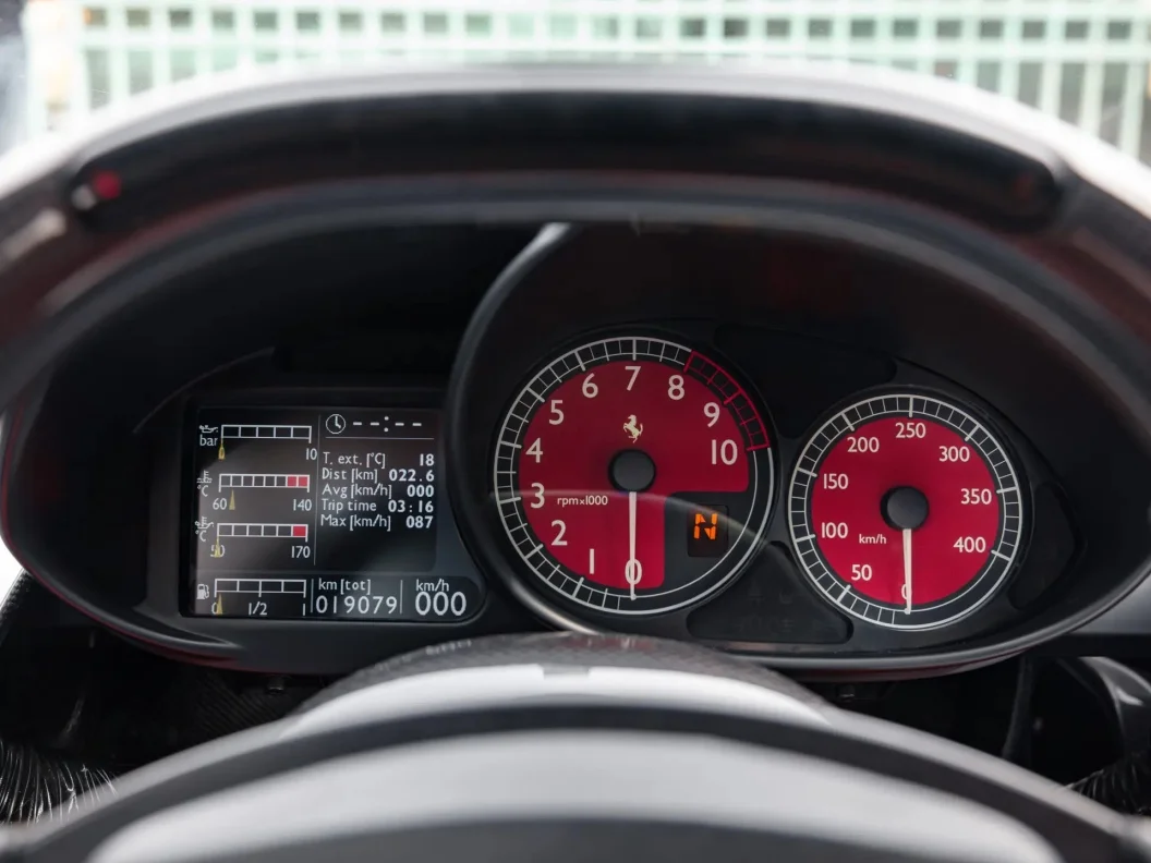 Серебряный Ferrari Enzo: один из девяти в мире уходит с молотка Ferrari, Enzo, аукцион, суперкар, коллекционные авто