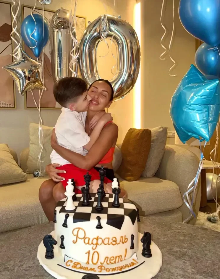 «Целых 10 лет»: Алсу растрогала подписчиков фото с подросшим сыном Алсу, шоу-бизнес, семья, день рождения, знаменитости