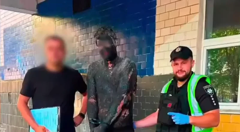 Курьезное ограбление в Киеве: вор в бочке попался из-за света