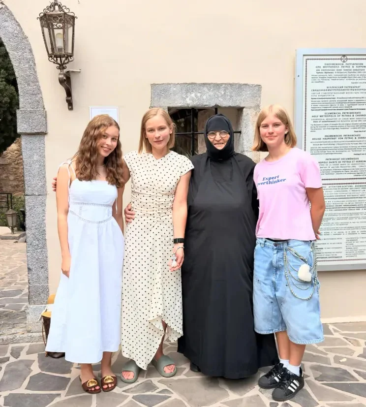 «Время любви»: Юлия Пересильд показала уютные кадры с дочерьми с Крита Юлия Пересильд, Анна Пересильд, Мария Пересильд, Крит, отдых, семья, знаменитости