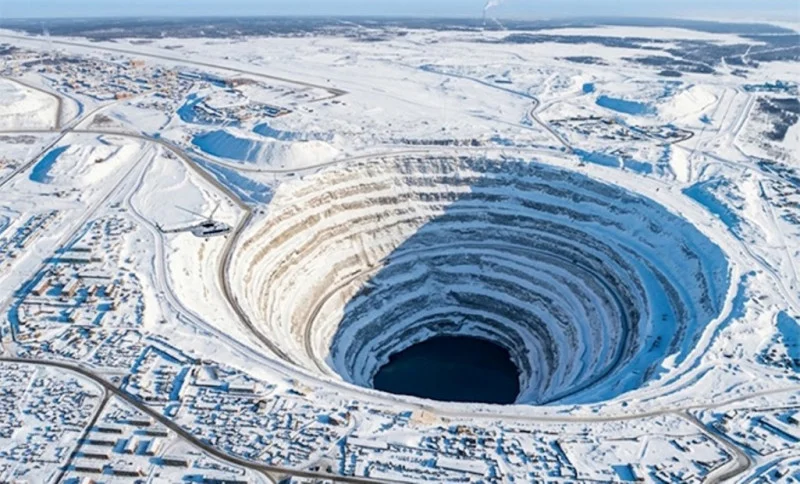 Огромная воронка, которая засасывает вертолеты Огромная воронка, которая засасывает вертолеты карьер Мир, алмазы, вертолеты, опасность, физика