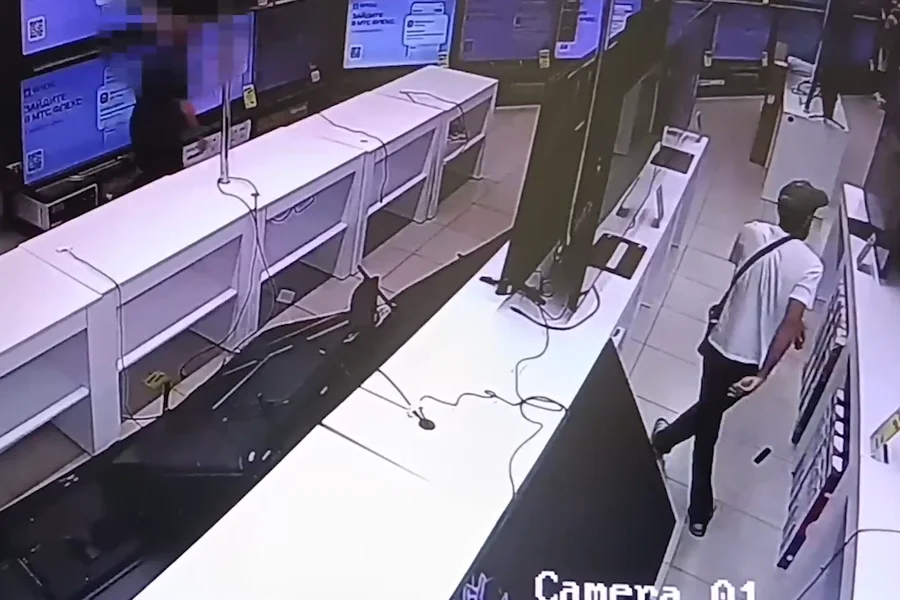 Бородач устроил погром в магазине электроники и разбил технику на полтора миллиона Бородач устроил погром в магазине электроники и разбил технику на полтора миллиона Краснодар, М.Видео, вандализм, происшествие, Росгвардия