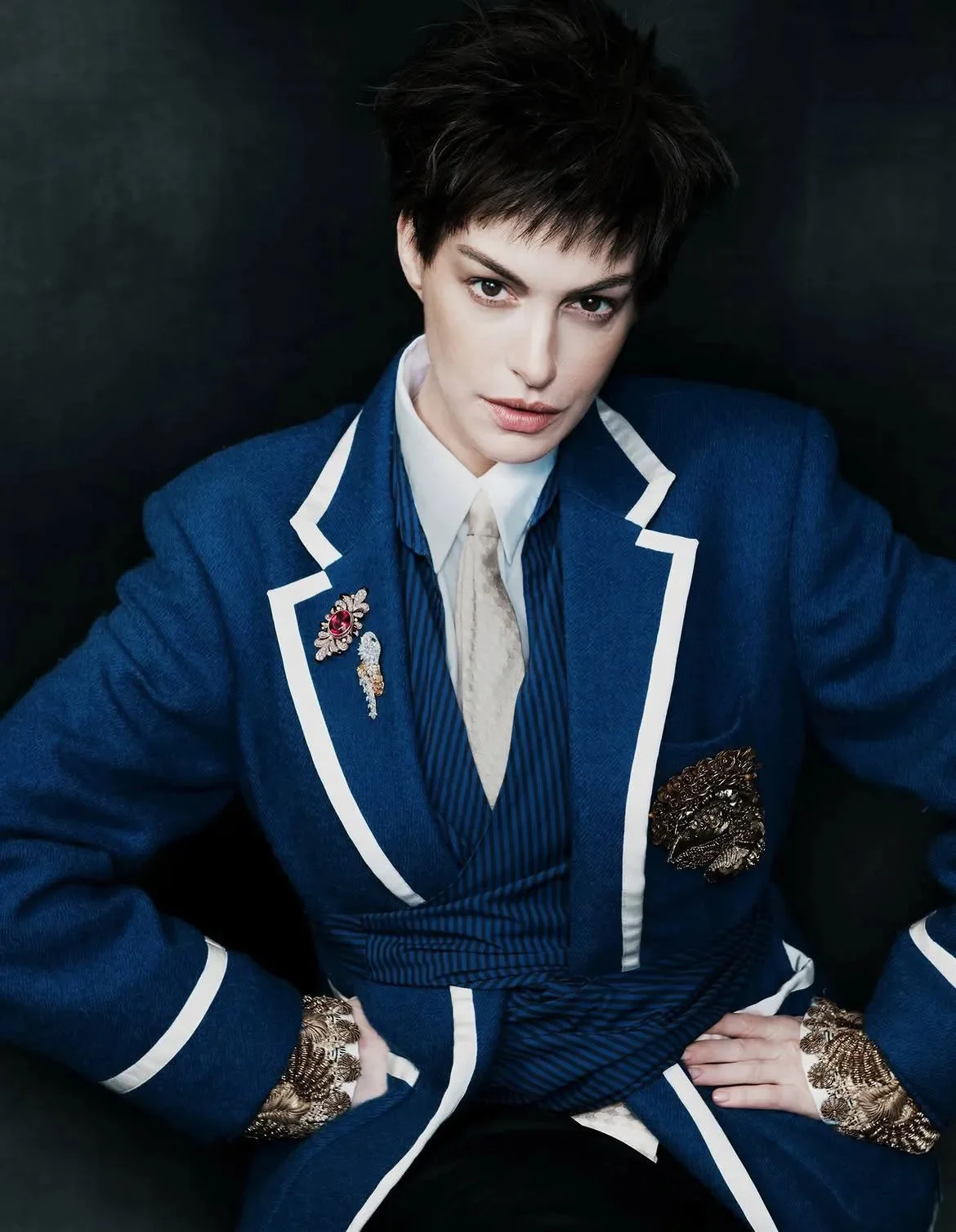 Новый образ и смелые признания Энн Хэтэуэй для Vogue China