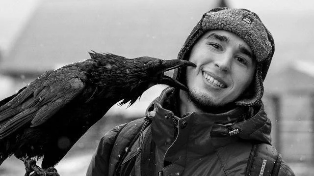 Стали известны обстоятельства смерти хозяина ворона Гоши и планы на птицу