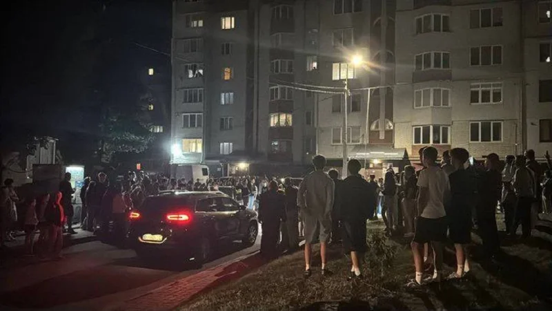 Тернополь взорвался: толпа разбила машину ТЦК и устроила марш Тернополь, ТЦК, протест, Украина, конфликт