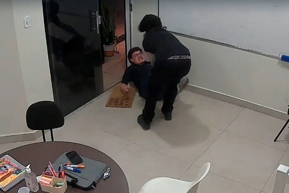 Удар в спину: бразильский школьник напал на педагога с ножом Удар в спину: бразильский школьник напал на педагога с ножом Бразилия, школа, нападение, нож, учитель, инцидент, видео