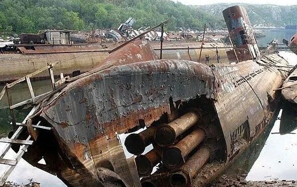 5 жутких заброшек России: от секретного зерна до боевого экраноплана заброшки, россия, путешествия, экстрим, история, секретные объекты, кладбище кораблей, алмазный карьер, экраноплан