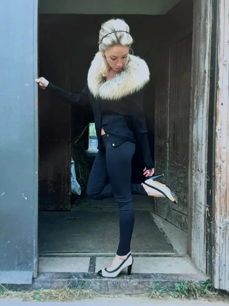 Настя Ивлеева позировала на сене в жакете с мехом и туфлях Chanel Настя Ивлеева, знаменитости, мода, фотосессия, деревня