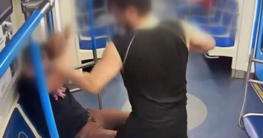 Жесткая драка в вагоне метро попала на видео метро, драка, видео, происшествие, москва