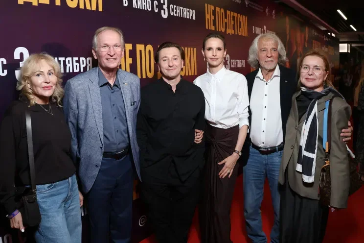 Звездный выход: Безруков и Матисон представили фильм Не по-детски Сергей Безруков, Анна Матисон, Не по-детски, премьера, кино, Мария Аронова, Алексей Учитель, светская хроника