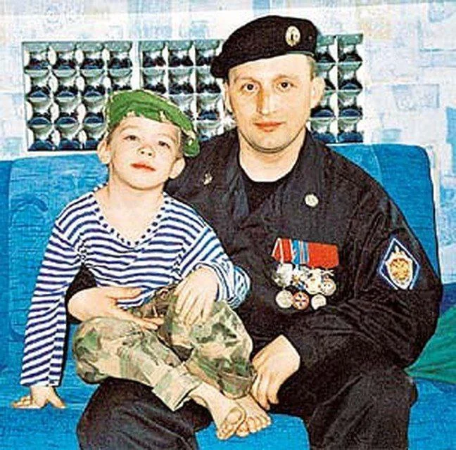 Они прикрыли собой детей: 10 имен спецназа, шагнувших в бессмертие Они прикрыли собой детей: 10 имен спецназа, шагнувших в бессмертие Беслан, спецназ ФСБ, Альфа, Вымпел, героизм, память, трагедия, история России