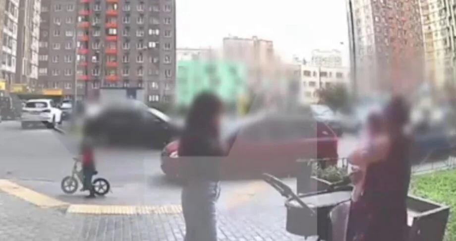 Полёт бутылки в сантиметрах от коляски попал на видео