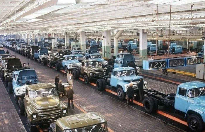 Миф о «могильщике» ЗиЛ-131: что погубило легендарный автозавод на самом деле Миф о «могильщике» ЗиЛ-131: что погубило легендарный автозавод на самом деле ЗиЛ, история, автопром, СССР, грузовики