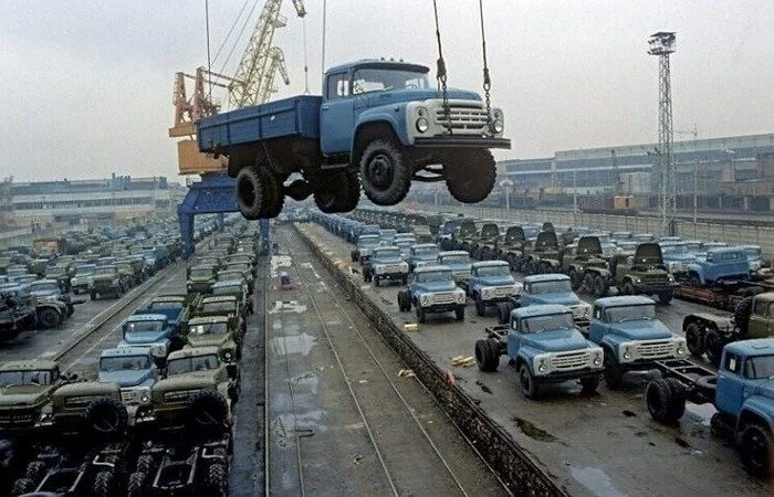 Миф о «могильщике» ЗиЛ-131: что погубило легендарный автозавод на самом деле Миф о «могильщике» ЗиЛ-131: что погубило легендарный автозавод на самом деле ЗиЛ, история, автопром, СССР, грузовики