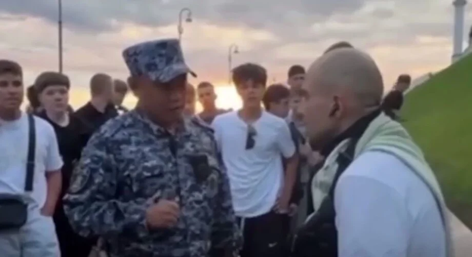 «Пройти с нами, пожалуйста»: образцовая вежливость силовика взорвала Сеть