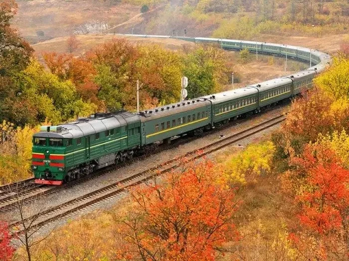 Осень в вагоне: 75 снимков поездов и рельсов