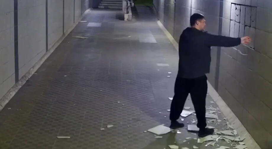 Плитка летит на пол: иркутский вандал попал на камеру Иркутск, вандализм, подземный переход, камера наблюдения, полиция, видео, происшествие