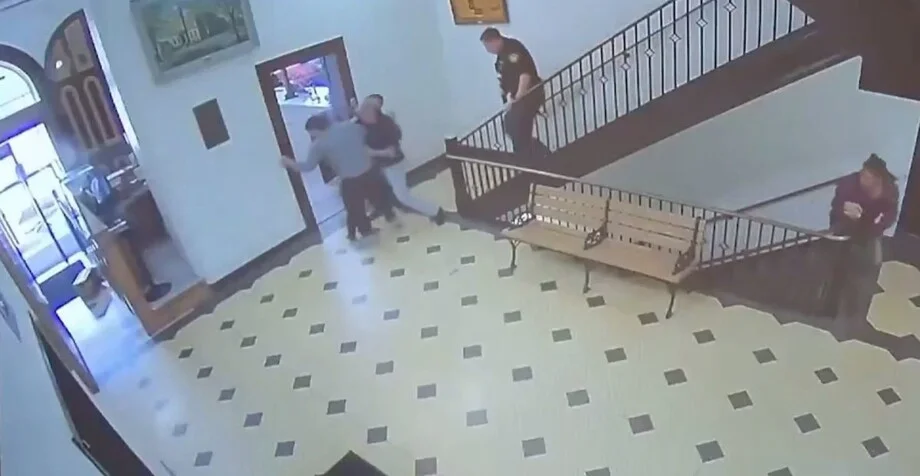 Снял наручники и рванул к дверям: побег сорвался в шаге от свободы побег, суд, криминал, видео, Огайо, полиция, нападение
