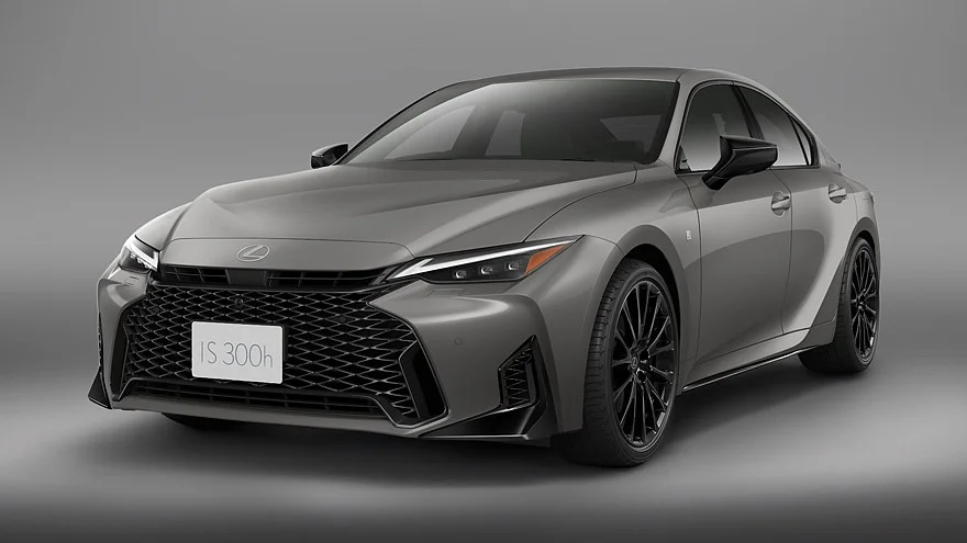 Lexus IS: черный режим включен