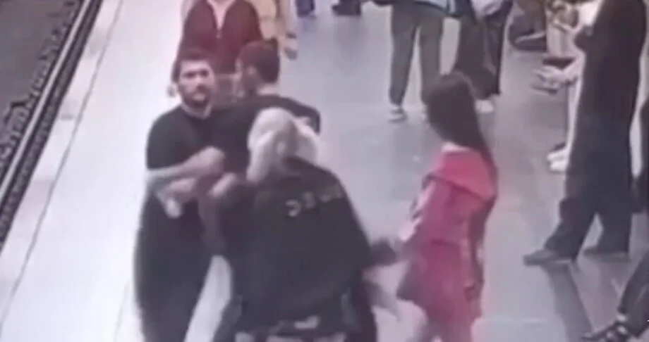 Распустил руки в подземке: нападение на девушек попал на видео метро, Москва, нападение, конфликт, видео, уголовное дело, побои