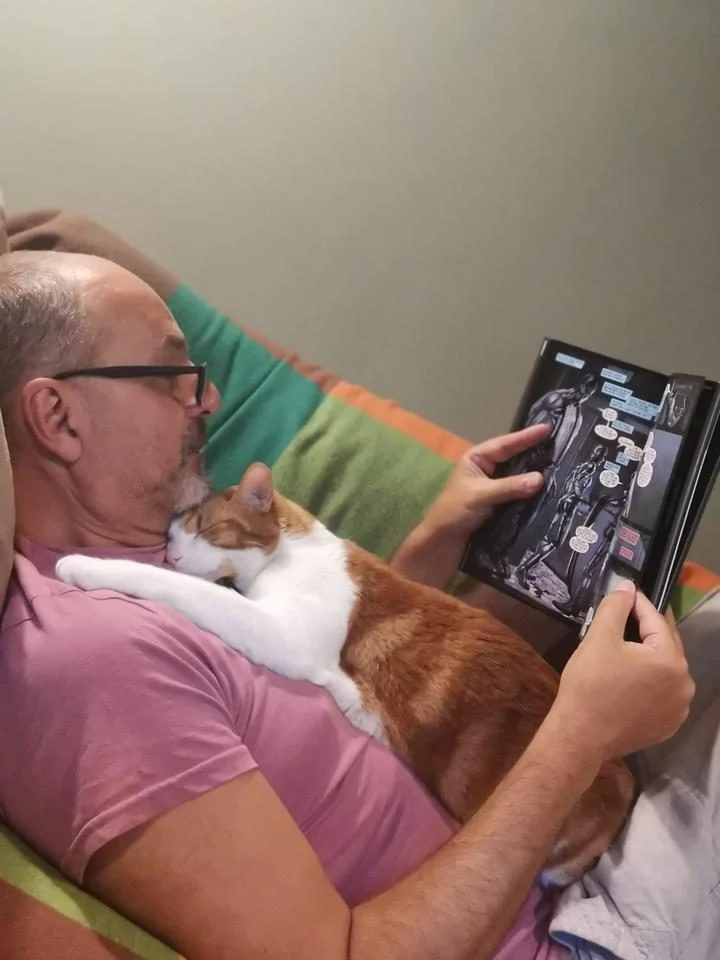 Папа был против, но теперь целует кота животные, коты, собаки, семья, юмор, фото