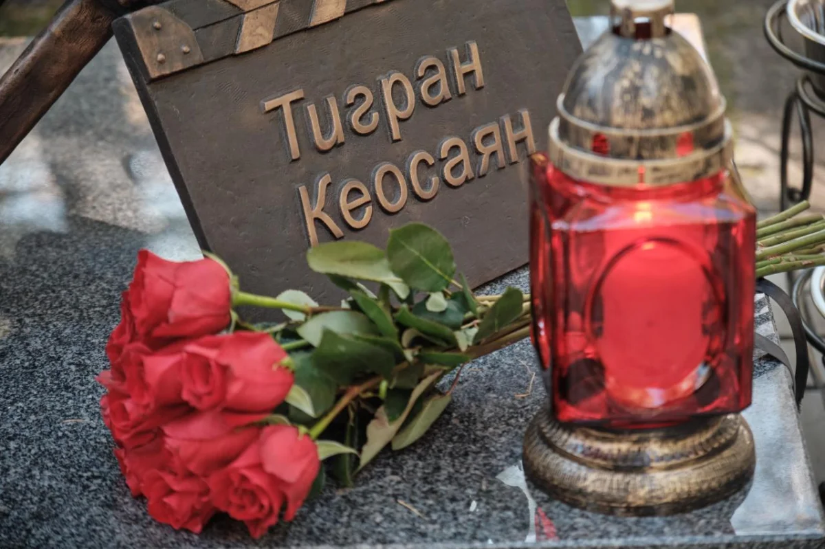 Прах на тумбочке и кресло с курткой: как увековечили память Тиграна Кеосаяна Прах на тумбочке и кресло с курткой: как увековечили память Тиграна Кеосаяна Тигран Кеосаян, Маргарита Симоньян, памятник, Кунцевское кладбище, смерть, режиссер, кремация
