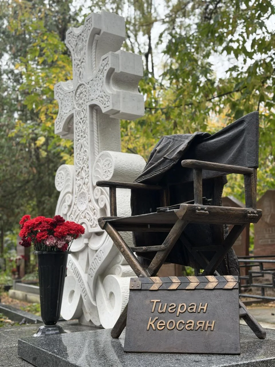 Прах на тумбочке и кресло с курткой: как увековечили память Тиграна Кеосаяна Прах на тумбочке и кресло с курткой: как увековечили память Тиграна Кеосаяна Тигран Кеосаян, Маргарита Симоньян, памятник, Кунцевское кладбище, смерть, режиссер, кремация