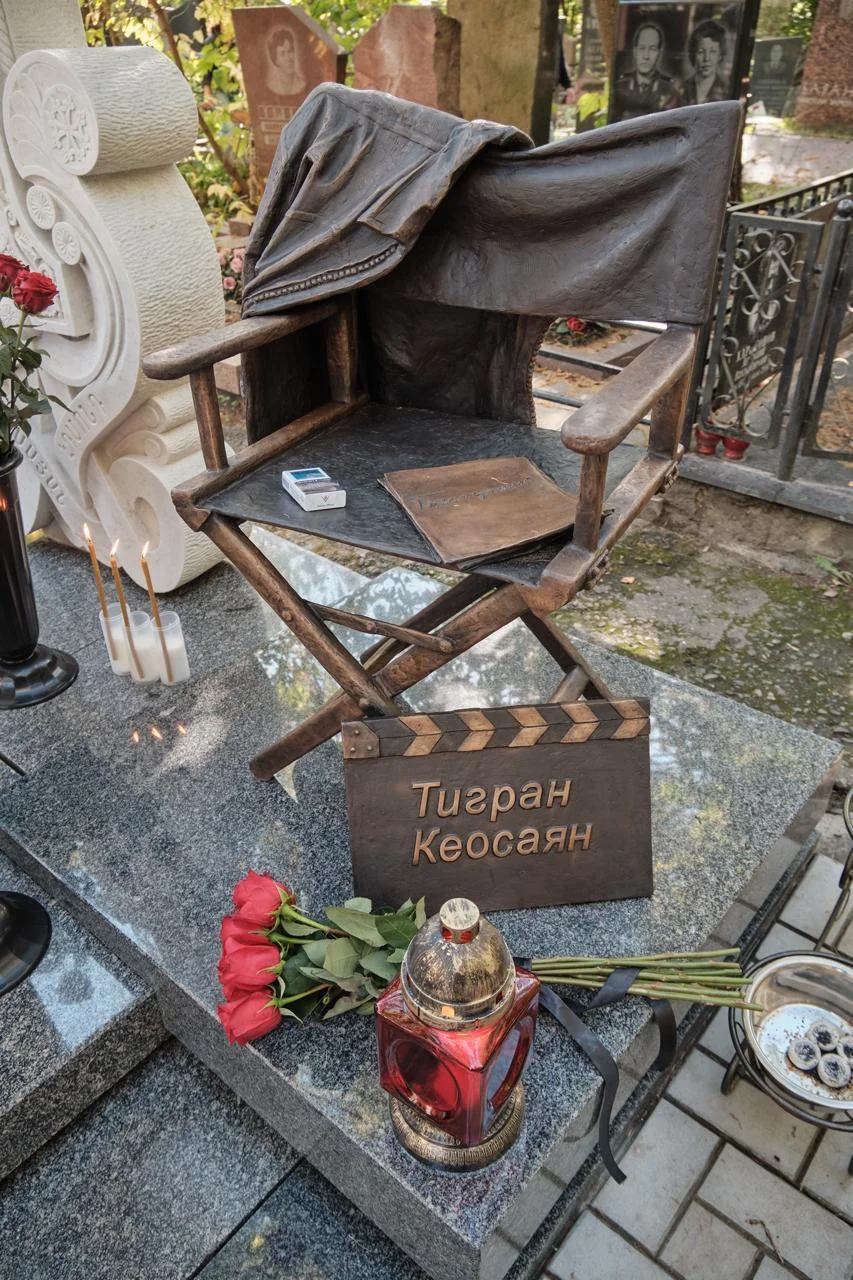 Прах на тумбочке и кресло с курткой: как увековечили память Тиграна Кеосаяна Прах на тумбочке и кресло с курткой: как увековечили память Тиграна Кеосаяна Тигран Кеосаян, Маргарита Симоньян, памятник, Кунцевское кладбище, смерть, режиссер, кремация