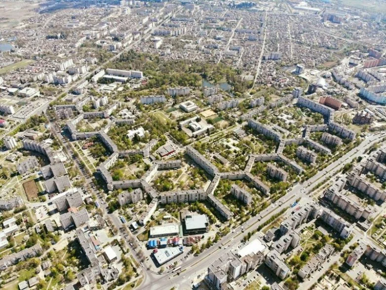 10 домов, которые тянутся на километры