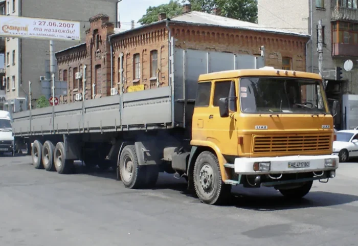 Зачем СССР покупал чужие тягачи, если своих хватало Зачем СССР покупал чужие тягачи, если своих хватало ЛиАЗ 100, грузовики СССР, чехословацкие тягачи, история авто, Совтрансавто, КамАЗ, Skoda 706, магистральные перевозки