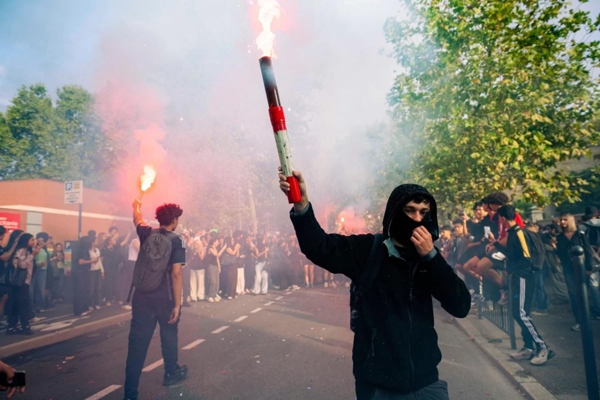 Франция в огне: школьники жгут лицеи Франция, протесты, школьники, беспорядки, образование, погромы