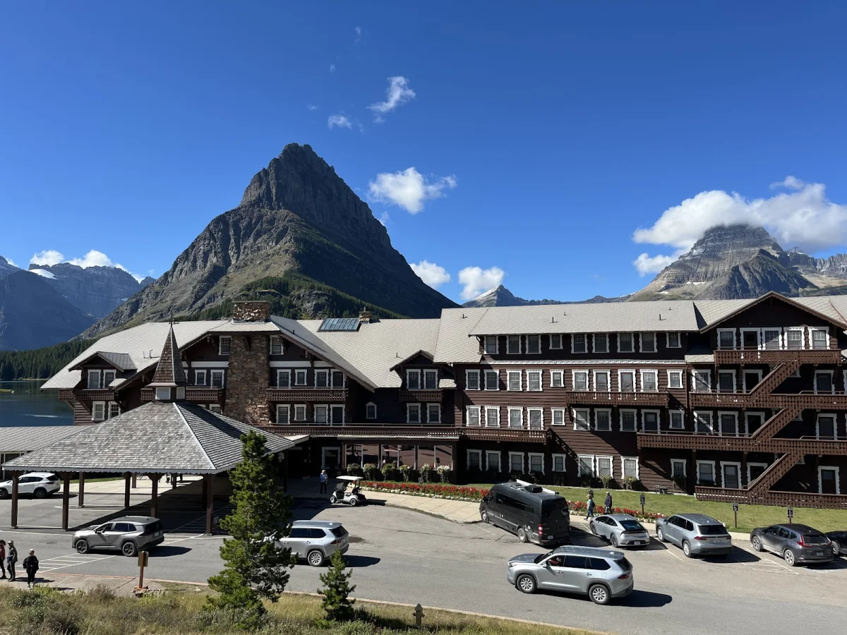 Номер за $364 и медведи под окном: как мы год ждали этот отель Many Glacier Hotel, Глейшер, Монтана, путешествия, отели, медведи, гризли, США, национальные парки, бронирование