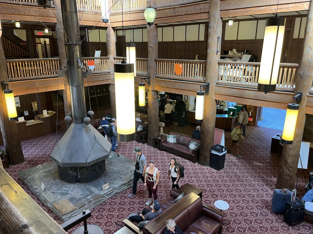 Номер за $364 и медведи под окном: как мы год ждали этот отель Many Glacier Hotel, Глейшер, Монтана, путешествия, отели, медведи, гризли, США, национальные парки, бронирование