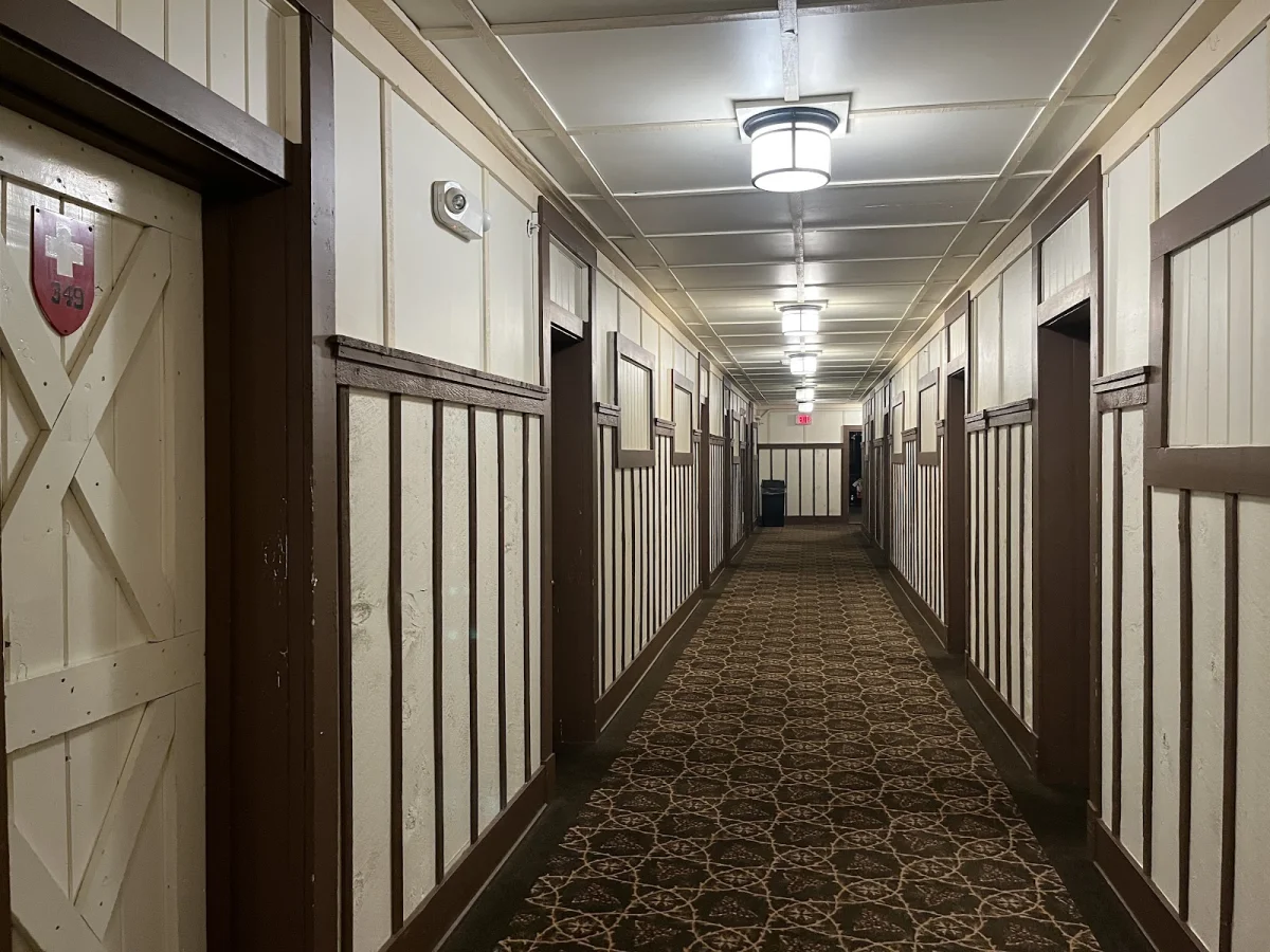 Номер за $364 и медведи под окном: как мы год ждали этот отель Many Glacier Hotel, Глейшер, Монтана, путешествия, отели, медведи, гризли, США, национальные парки, бронирование